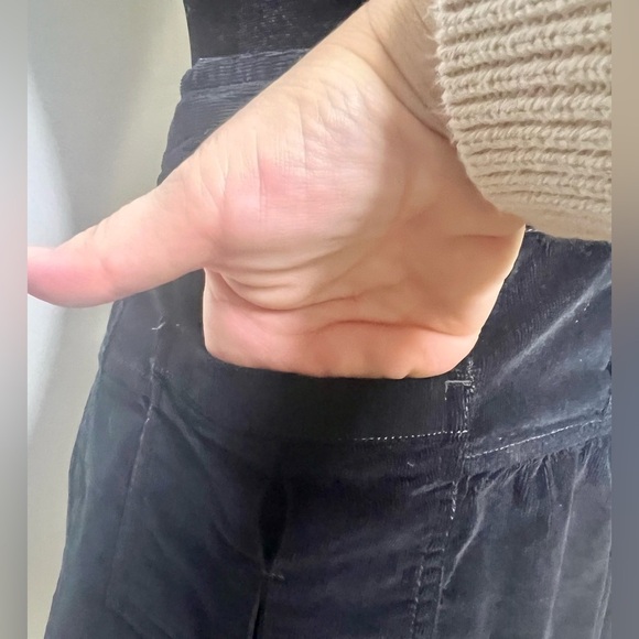 Athleta black corduroy skirt zip and button closure front/back pockets 6 EUC - Picture 5 of 11